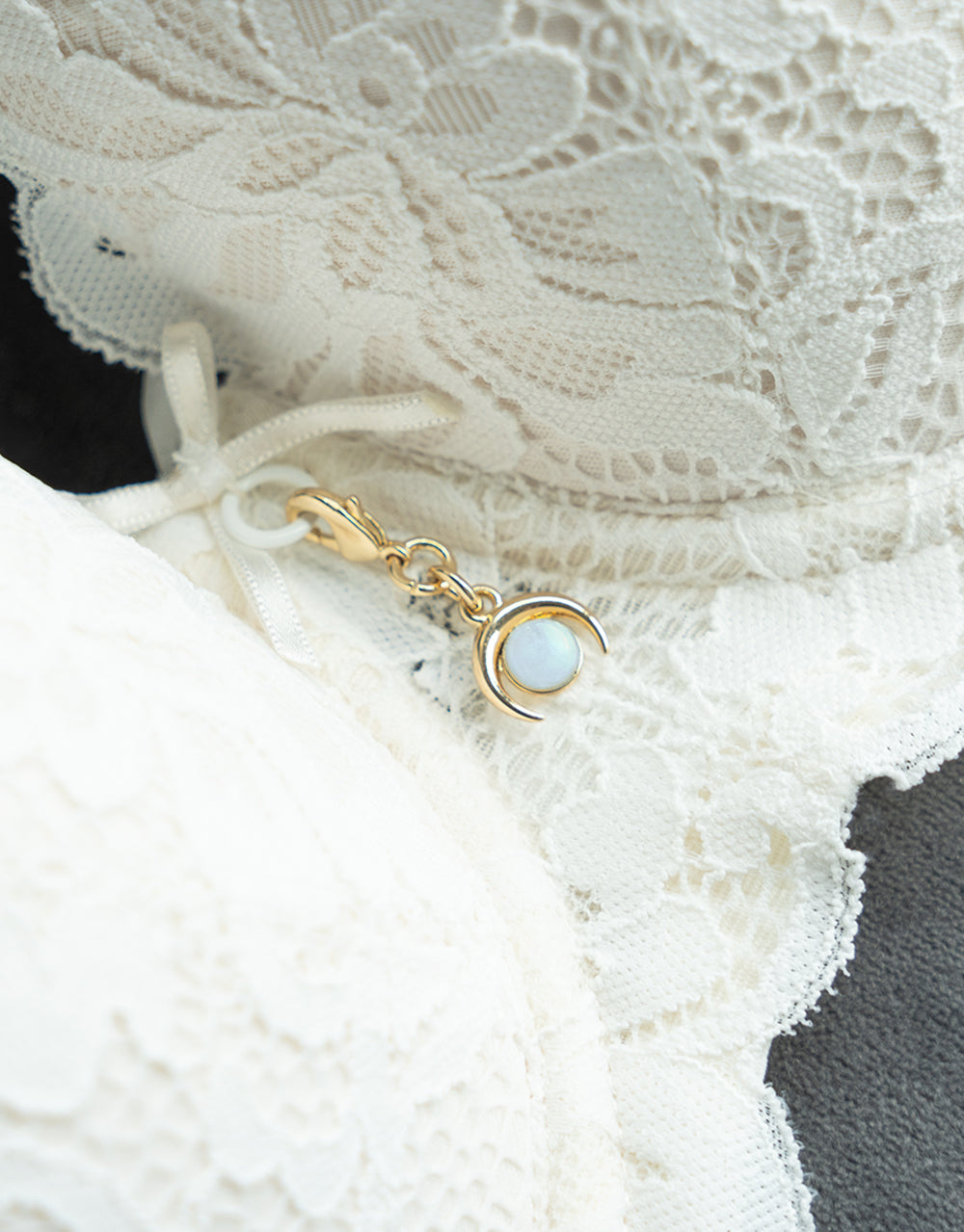 sugarshape-bra-charm-luna-mondstein-gold-bh-schmuck image 4