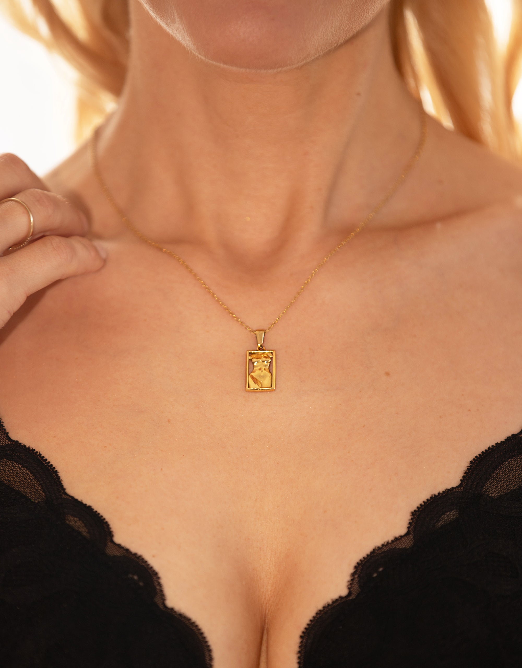 sugarshape-mekika-kette-frauensilhouette-anh-nger-halskette image 1