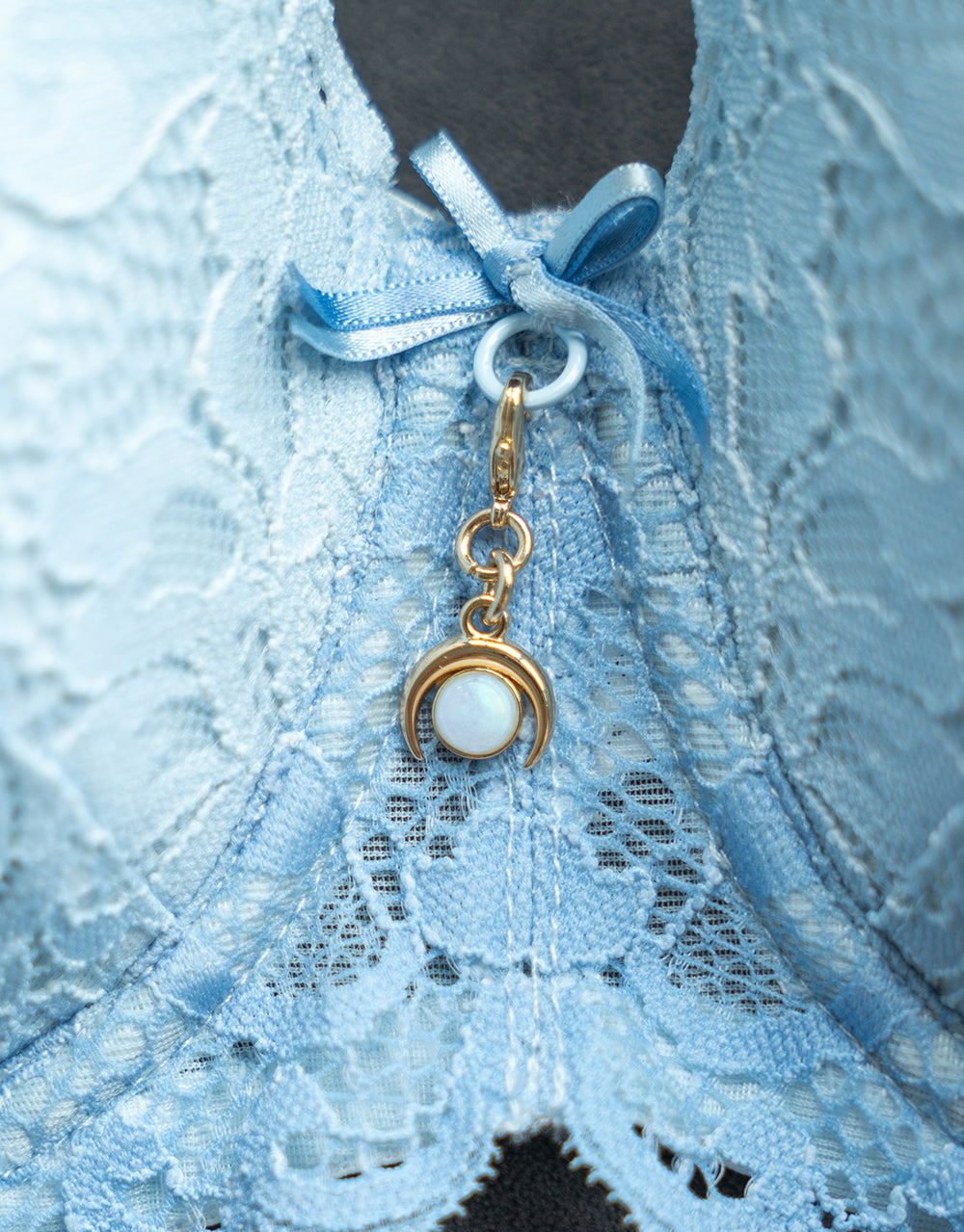 sugarshape-bra-charm-luna-mondstein-gold-bh-schmuck image 5